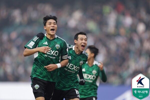 전북현대의 박진섭(왼쪽)이 16일 전주월드컵경기장에서 치러진 김천상무와의 하나은행 K리그1 2025 1라운드 경기에서 득점 후 기뻐하고 있다. 사진┃한국프로축구연맹