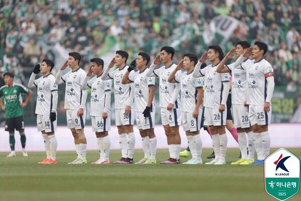 김천상무 선수단이 16일 전주월드컵경기장에서 치러진 김천상무와의 하나은행 K리그1 2025 1라운드 경기에서 득점 후 경례 세리머니 중이다. 사진┃한국프로축구연맹