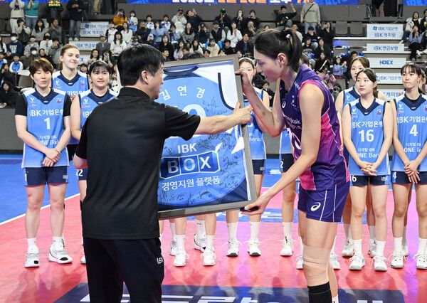 지난 16일 IBK 기업은행 원정에서 기념 액자를 선물 받는 김연경. 사진┃KOVO