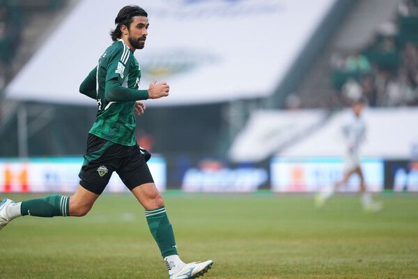 전북현대 콤파뇨가 16일 전주월드컵경기장에서 치러진 김천상무와의 하나은행 K리그1 2025 1라운드 경기에서 공을 향해 질주 중이다. 사진┃전북현대