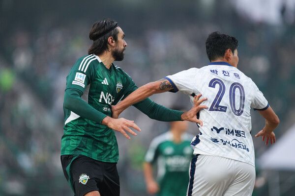 전북현대 콤파뇨가 16일 전주월드컵경기장에서 치러진 김천상무와의 하나은행 K리그1 2025 1라운드 경기에서 볼 경합 중이다. 사진┃전북현대