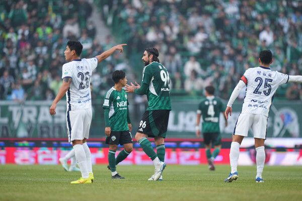 전북현대 콤파뇨가 16일 전주월드컵경기장에서 치러진 김천상무와의 하나은행 K리그1 2025 1라운드 경기에서 선수들을 독려하는 중이다. 사진┃전북현대