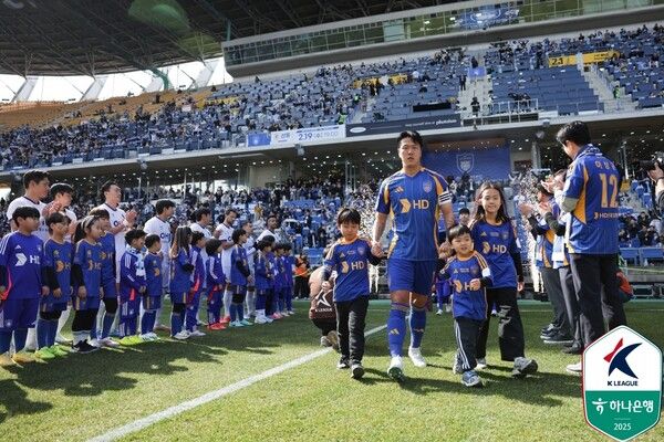 16일 입장하는 울산HD 선수들에게 박수를 치는 FC안양 선수들. 사진┃한국프로축구연맹
