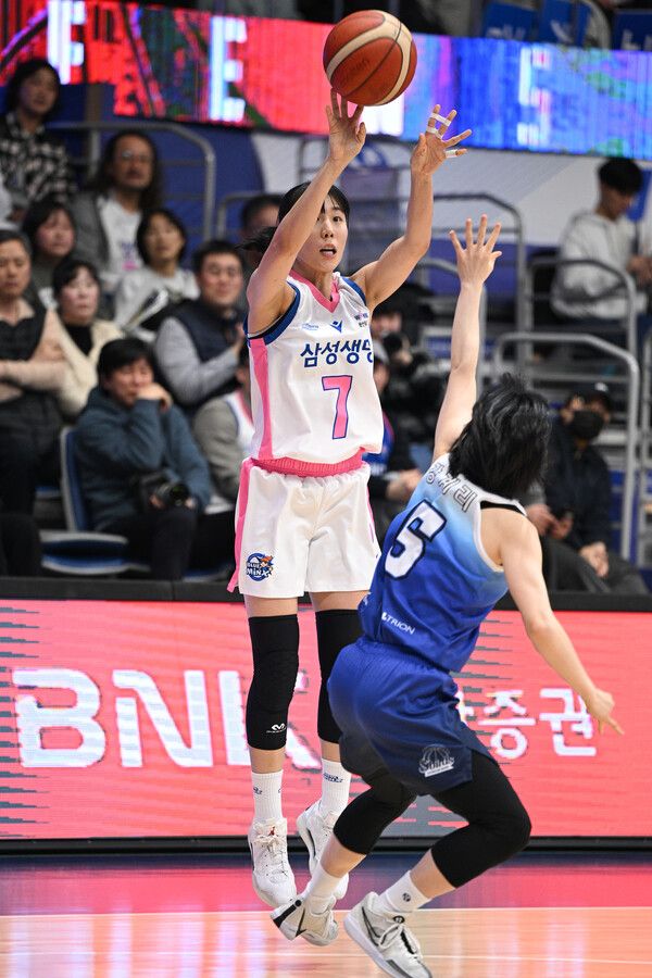 슛을 던지는 삼성생명 가드 강유림. 사진┃WKBL