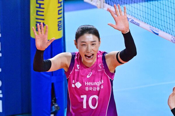 흥국생명의 김연경이 2일 인천 삼산월드체육관에서 치러진 정관장과의 도드람 2024-2025 V리그 5라운드 경기 승리 후 기뻐하고 있다. 사진┃KOVO