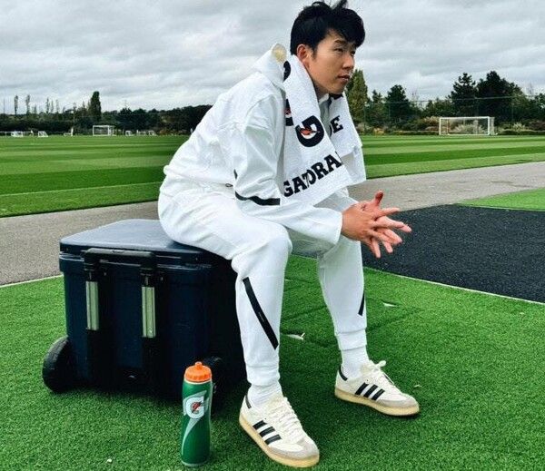 아디다스 클락스 로니 피그 8번가 삼바 키스마스 착용한 손흥민. 사진┃손흥민 SNS