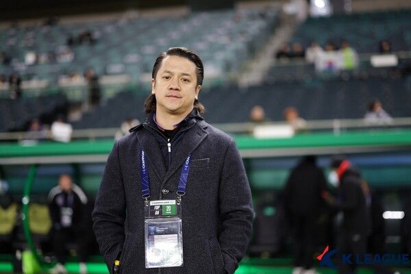 포트FC의 와사폴 케우팔룻 감독이&nbsp;20일 오후 7시 전주월드컵경기장에서 치러진 전북현대와의 2024/25시즌 아시아축구연맹(AFC) 챔피언스리그2(ACLT) 16강 2차전에서 킥 오프를 준비 중이다. 사진┃한국프로축구연맹