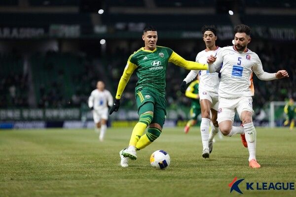 전북현대 티아고가 20일 오후 7시 전주월드컵경기장에서 치러진 포트FC와의 2024/25시즌 아시아축구연맹(AFC) 챔피언스리그2(ACLT) 16강 2차전에서 볼 경합 중이다. 사진┃한국프로축구연맹