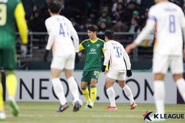 전북현대 김진규가 20일 오후 7시 전주월드컵경기장에서 치러진 포트FC와의 2024/25시즌 아시아축구연맹(AFC) 챔피언스리그2(ACLT) 16강 2차전에서 볼 경합 중이다. 사진┃한국프로축구연맹