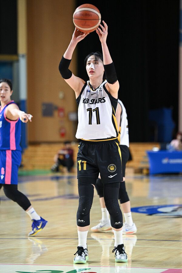 슛을 던지는 KB스타즈 강이슬. 사진┃WKBL