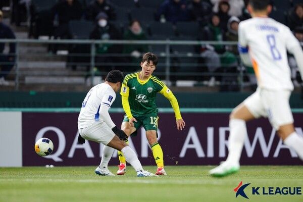 전북현대 강상윤이 20일 오후 7시 전주월드컵경기장에서 치러진 포트FC와의 2024/25시즌 아시아축구연맹(AFC) 챔피언스리그2(ACLT) 16강 2차전에서 볼 경합 중이다. 사진┃한국프로축구연맹