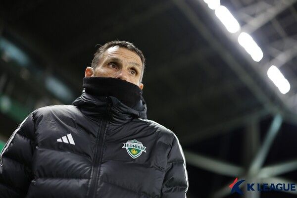 전북현대 거스 포옛 감독이 20일 오후 7시 전주월드컵경기장에서 치러진 포트FC와의 2024/25시즌 아시아축구연맹(AFC) 챔피언스리그2(ACLT) 16강 2차전에서 킥 오프를 준비 중이다. 사진┃한국프로축구연맹