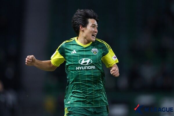 전북현대 최철순이 20일 오후 7시 전주월드컵경기장에서 치러진 포트FC와의 2024/25시즌 아시아축구연맹(AFC) 챔피언스리그2(ACLT) 16강 2차전에서 그라운드를 누비고 있다. 사진┃한국프로축구연맹