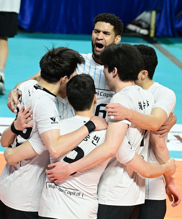 환호하는 현대캐피탈 선수들. 사진┃KOVO