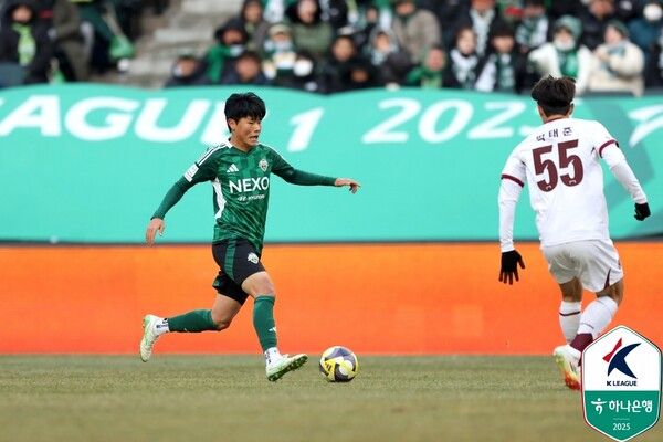 전북현대 최우진이 23일 전주월드컵경기장에서 치러진 광주FC와의 하나은행 K리그1 2025 2라운드 경기에서 드리블 중이다. 사진┃한국프로축구연맹