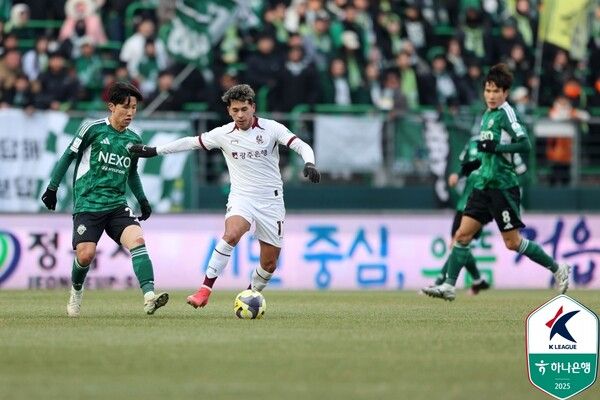 광주FC 헤이스가 23일 전주월드컵경기장에서 치러진 전북현대와의 하나은행 K리그1 2025 2라운드 경기에서 돌파 중이다. 사진┃한국프로축구연맹