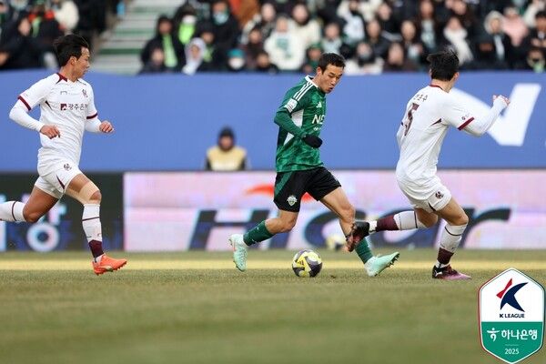 전북현대 송민규가 23일 전주월드컵경기장에서 치러진 광주FC와의 하나은행 K리그1 2025 2라운드 경기에서 돌파 중이다. 사진┃한국프로축구연맹