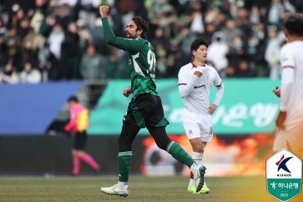 전북현대 콤파뇨가 23일 전주월드컵경기장에서 치러진 광주FC와의 하나은행 K리그1 2025 2라운드 경기에서 득점 후 세리머니 중이다. 사진┃한국프로축구연맹