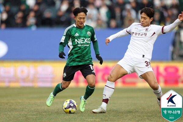 전북현대 이승우가 23일 전주월드컵경기장에서 치러진 광주FC와의 하나은행 K리그1 2025 2라운드 경기에서 볼 경합 중이다. 사진┃한국프로축구연맹