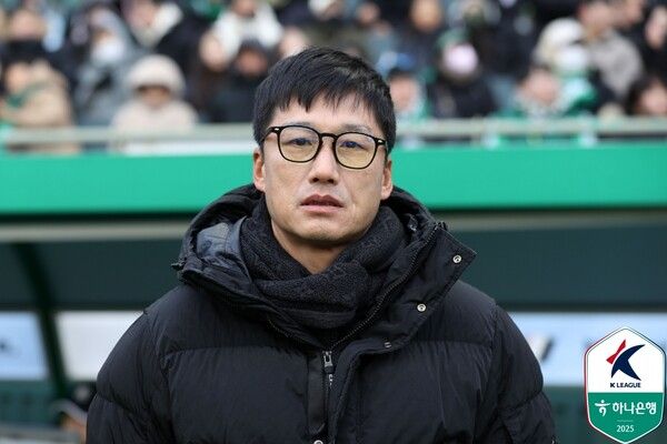 광주FC 이정효 감독이 23일 전주월드컵경기장에서 치러진 광주FC와의 하나은행 K리그1 2025 2라운드 경기 시작을 기다리는 중이다. 사진┃한국프로축구연맹