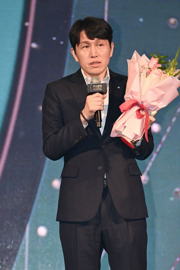 지도상을 받은 우리은행 위성우 감독. 사진┃WKBL
