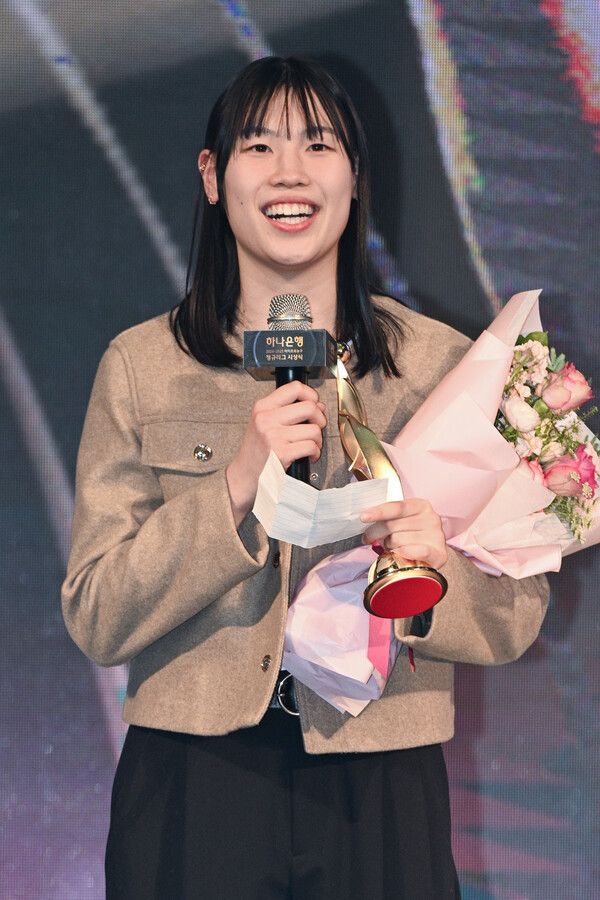 신인상을 받은 신한은행 포워드 홍유순. 사진┃WKBL