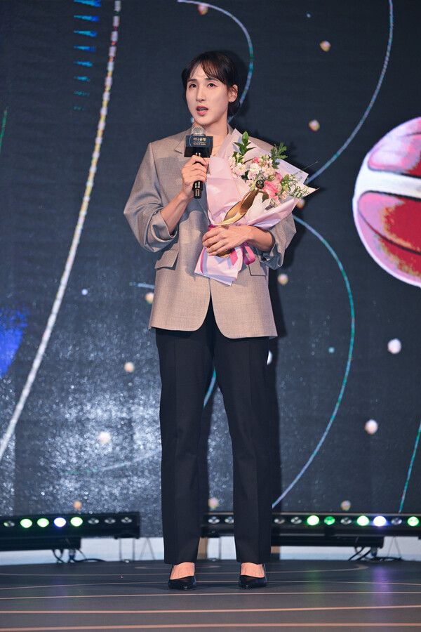 수상 소감을 전하는 김단비. 사진┃WKBL