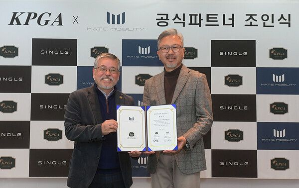 조인식 후 기념촬영에 임한 KPGA 김원섭 회장, 메이트모빌리티 이상현 대표이사(왼쪽부터). 사진┃KPGA