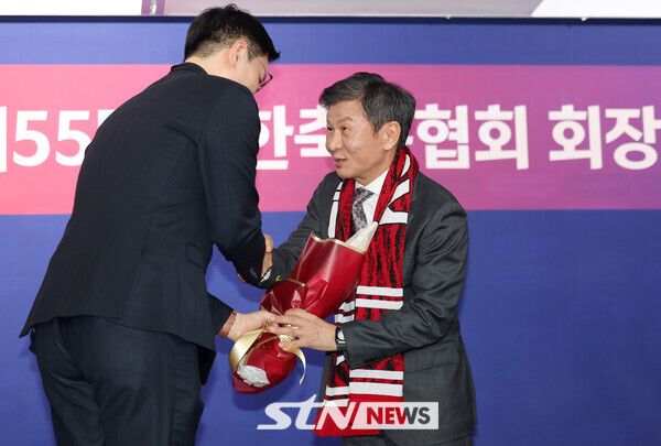 정몽규 대한축구협회장이 26일 오후 서울 종로구 축구회관에서 열린 제55대 대한축구협회장 선거에서 당선 후 꽃다발을 받고 있다. 사진┃뉴시스