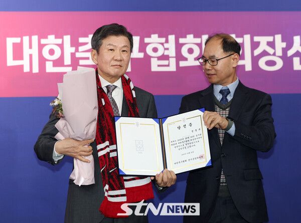 정몽규 대한축구협회장이 26일 오후 서울 종로구 축구회관에서 열린 제55대 대한축구협회장 선거에서 당선증을 받고 기념촬영하고 있다. 사진┃뉴시스