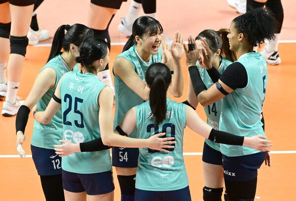 GS칼텍스 선수단이 26일 서울 장충체육관에서 치러진 정관장과의 도드람 2024-2025 V리그 6라운드 경기에서 득점 후 기뻐하고 있다. 사진┃KOVO