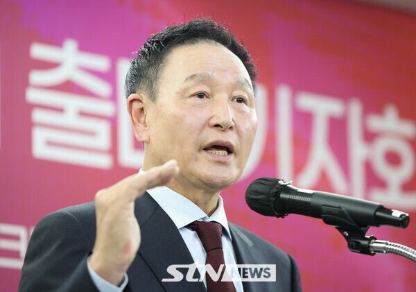 허정무 전 프로축구 K리그1 대전하나시티즌 이사장이 25일 오후 서울 송파구 올림픽파크텔에서 열린 대한축구협회장 선거 출마 기자회견에서 발언하고 있다. 사진┃뉴시스