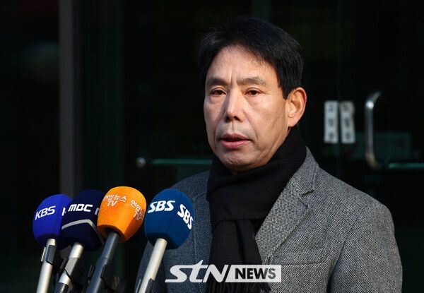 제55대 대한축구협회장 선거에 출마한 신문선 명지대 초빙교수가 13일 서울 종로구 대한축구협회 앞에서 기자회견을 열고 입장을 밝히고 있다. 사진┃뉴시스