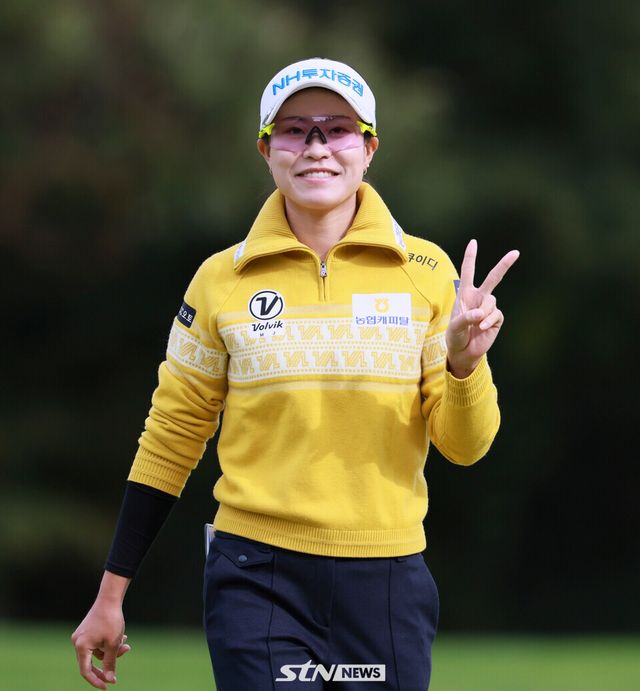 [박민지가 S-OIL챔피언십2024 1라운드 1번 홀에서 버디퍼트를 성공하고 포즈를 취하고 있다. 사진: STN뉴스 손진현 기자]