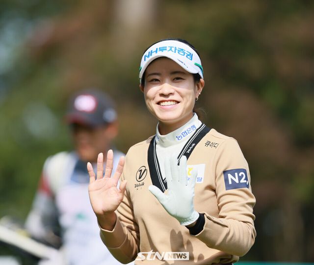 [박민지가 동부건설한국토지신탁 챔피언십 2024 1라운드 2번 홀에서 티샷 후 이동하고 있다. 사진: STN뉴스 손진현기자]