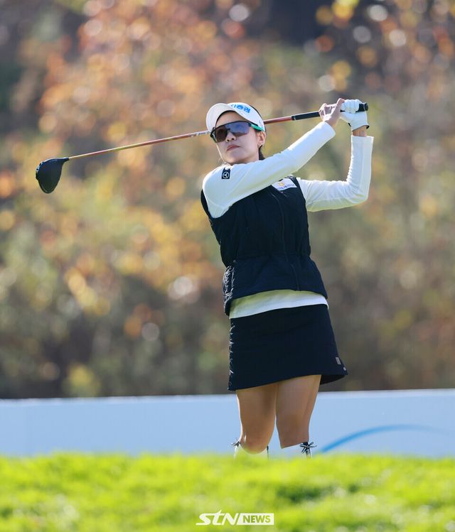 박민지가 SK쉴더스챔피언십2024 2라운드 2번 홀에서 티샷하고 있다. 사진 STN뉴스 손진현 기자