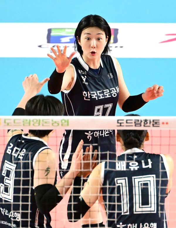 한국도로공사 강소휘가 27일 김천 실내체육관에서 치러진 현대건설과의 도드람 2024-2025 V리그 6라운드 경기에서 득점 후 동료들과 자축하고 있다. 사진┃KOVO