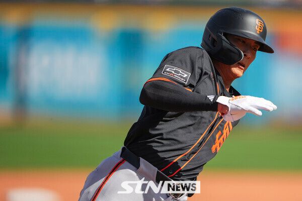 샌프란시스코 자이언츠의 이정후가 27일(현지 시간) 미 애리조나주 피오리아 스타디움에서 열린 2025 MLB 시범경기 시애틀 매리너스와 경기 5회 초 볼넷으로 진루한 후 후속 타자 2루타에 득점하고 있다. 이정후는 2타수 무안타 1볼넷 1득점을 기록했고 샌프란시스코는 6-4로 승리했다. 사진┃뉴시스/AP