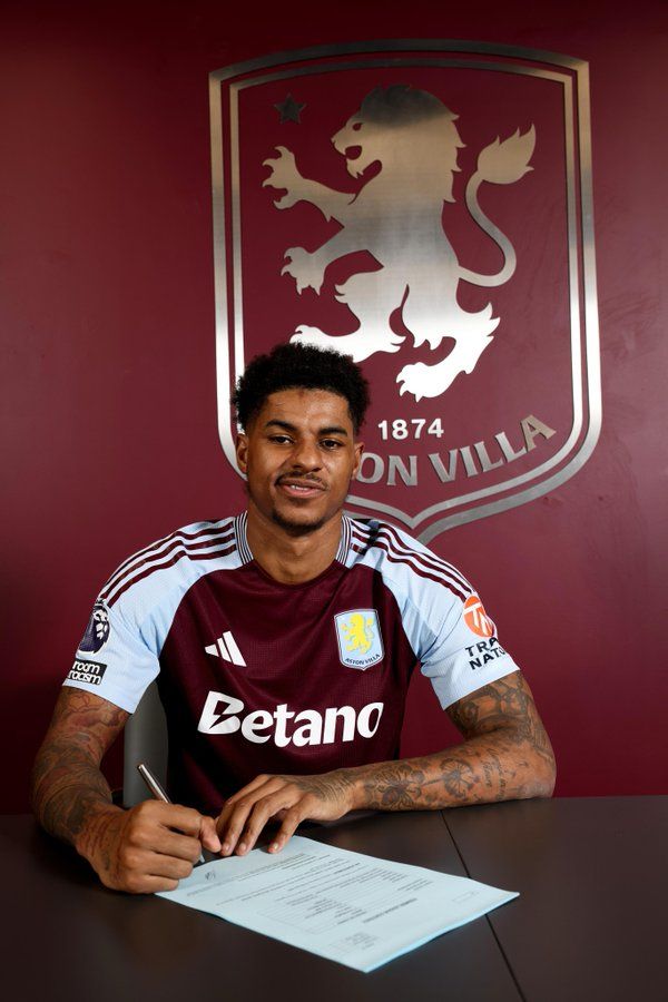 임대 계약서에 사인하는 마커스 래시포드. 사진┃아스톤 빌라