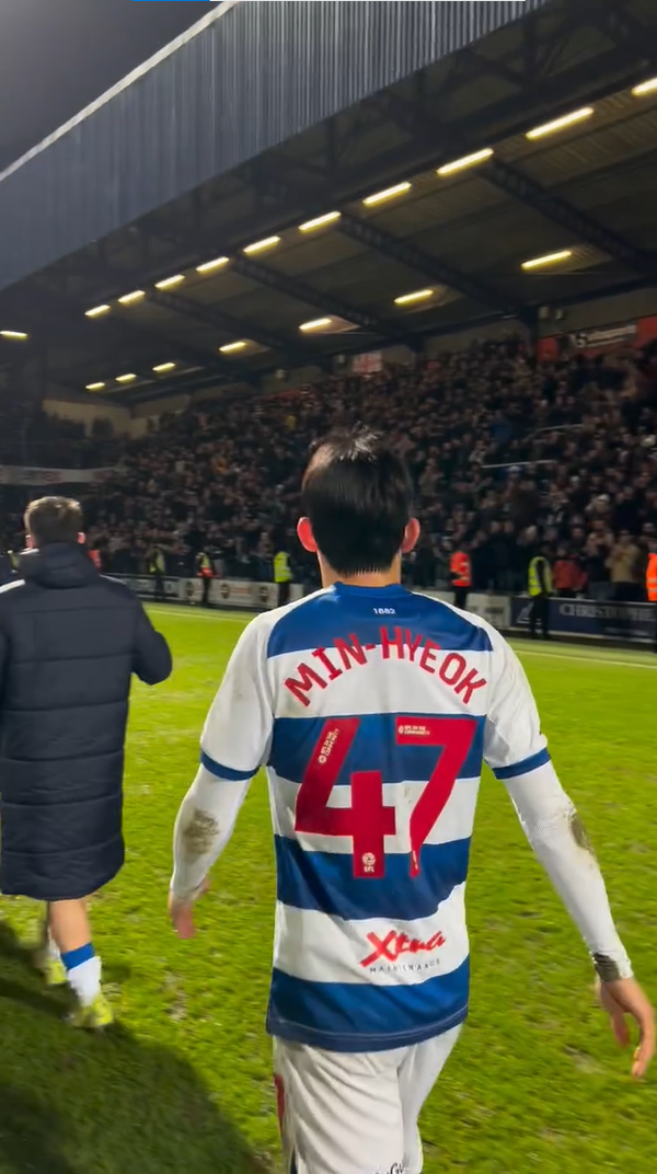 퀸즈 파크 레인저스의 양민혁이 5일 영국 런던에 위치한 로프터스 로드에서 치러진 블랙번 로버스와의 2024/25시즌 챔피언십 31라운드 경기 후 관중에게 인사 중이다. 사진┃퀸즈 파크 레인저스