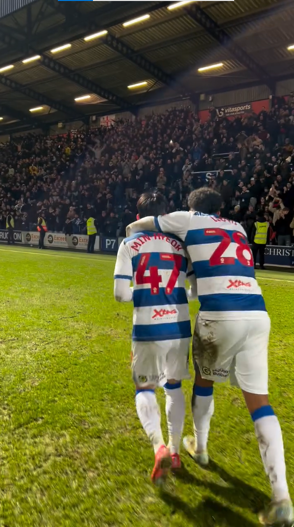 퀸즈 파크 레인저스의 양민혁이 5일 영국 런던에 위치한 로프터스 로드에서 치러진 블랙번 로버스와의 2024/25시즌 챔피언십 31라운드 경기 후 동료와 기쁨을 나누는 중이다. 사진┃퀸즈 파크 레인저스