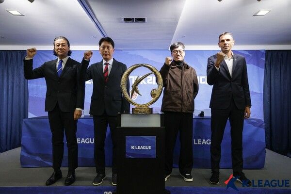 미디어데이에 참여한 4명의 감독이 주먹을 들어보이고 있다. 좌측부터 울산 HD 김판곤 감독, 포항스틸러스 박태하 감독, 광주FC 이정효 감독, 전북현대 거스 포옛 감독. 사진┃한국프로축구연맹
