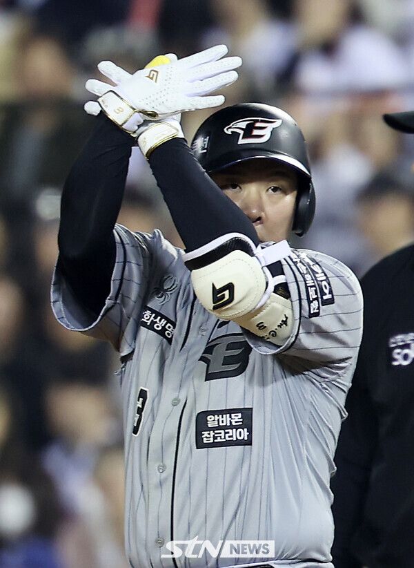 11일 서울 송파구 잠실야구장에서 열린 2024 KBO리그 한화 이글스 대 두산 베어스의 경기, 8회초 2사 주자 2루 상황 한화 안치홍이 1타점 적시타를 치고 세리머니를 하고 있다. 사진┃뉴시스