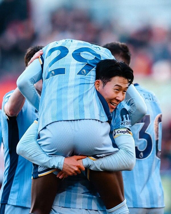 토트넘 홋스퍼의 손흥민이 2일 영국 브렌트포드에 위치한 지테크 커뮤니티 스타디움에서 치러진 브렌트포드와의 2024/25시즌 프리미어리그(EPL) 24라운드 경기에서 득점 후 동료 파페 사르와 기쁨을 나누고 있다. 사진┃토트넘 홋스퍼