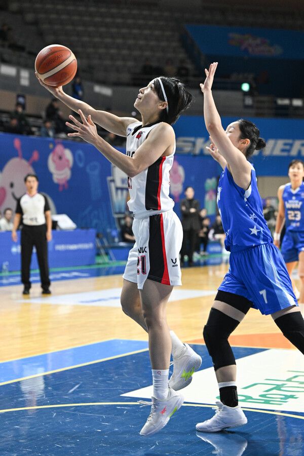 득점을 올려놓는 BNK 이이지마 사키. 사진┃WKBL