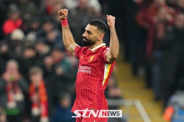 리버풀의 모하메드 살라가 7일 영국 리버풀에 위치한 안필드에서 치러진 리버풀과의 2024/25시즌 카라바오컵 4강 2차전에서 득점 후 기뻐하고 있다. 사진┃뉴시스/AP