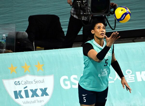 GS칼텍스의 실바가 8일 서울 장충체육관에서 치러진 IBK기업은행과의 도드람 2024-2025 V리그 5라운드 경기에서 공격을 기도하고 있다. 사진┃KOVO