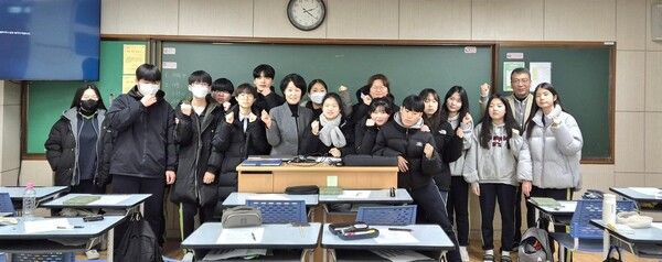 5일 인천 소재 만성중학교에서 진행된 바론교육과 K-ESG 기준평가원이 공동 주최한 ‘ESG와 나의 진로’ 특강. 사진┃바론교육