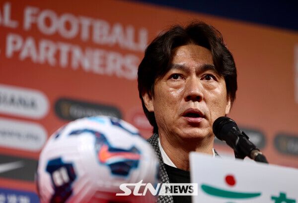 홍명보 대한민국 축구국가대표팀 감독이 10일 오전 서울 종로구 축구회관에서 2026 국제축구연맹(FIFA) 북중미 월드컵 아시아 3차 예선 B조 7차전 오만전과 8차전 요르단전 출전 명단을 발표하고 있다. 사진┃뉴시스