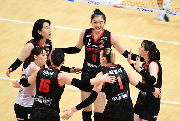 페퍼저축은행 T선수단이 11일 광주 페퍼스타디움에서 치러진 흥국생명과의 도드람 2024-2025 V리그 6라운드 경기에서 득점 후 기뻐하고 있다. 사진┃KOVO